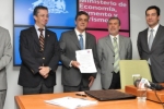 Ministro Longueira y retail firman acuerdo de buenas prácticas