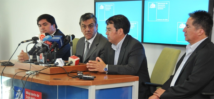 Ministro Longueira se reúne con sindicato de trabajadores de La Polar
