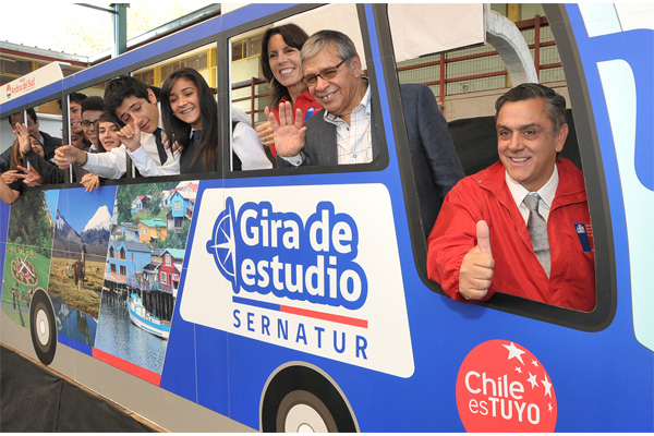 Ministro Longueira lanza nueva temporada del programa social Giras de Estudio Ministro Longueira lanza nueva temporada del programa social Giras de Estudio