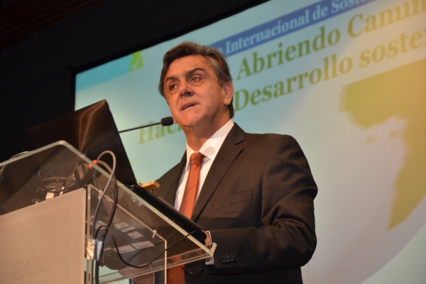 Ministro Longueira: “El Estado debe asumir un rol directo en la promoción de políticas para alcanzar un desarrollo sostenible” Ministro Longueira: “El Estado debe asumir un rol directo en la promoción de políticas para alcanzar un desarrollo sostenible”