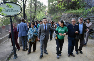 El Ministro de Economía, Fomento y Turismo, Luis Felipe Céspedes, junto a la Subsecretaria de Turismo, Javiera Montes y la Directora Nacional de Sernatur (TP), Marcela Cabezas, celebran el Día Mundial del Turismo con un recorrido turístico inclusivo por el Cerro Santa Lucía, uno de los atractivos turísticos más visitados de la Región Metropolitana.
Fotos: Oscar Ordenes - Ministerio de Economía