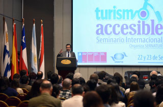 El Ministro de Economía, Fomento y Turismo, Luis Felipe Céspedes; la Subsecretaria de Turismo Javiera Montes; la Directora Nacional de Sernatur (TyP) Marcela Cabezas y el Director Ejecutivo y Director Regional para las Américas de la Organización Mundial de Turismo, Carlos Vogeler; inaugurarán el Seminario Internacional de Turismo Accesible que se realiza este 22 y 23 de septiembre con el propósito de fomentar el desarrollo de este tipo de turismo en el país.
Fotos: Oscar Ordenes - Ministerio de Economía