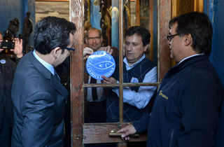 El Ministro de Economía, Fomento y Turismo, Luis Felipe Céspedes junto al director de Sernapesca, José Miguel Burgos, lanza el “sello azul” que acredita y reconoce a restoranes, salas de venta, locales comerciales y pescaderías que promueven el consumo responsable, la extracción sostenible y el combate a la pesca ilegal. Además, las autoridades participarán de una clínica de cocina.
