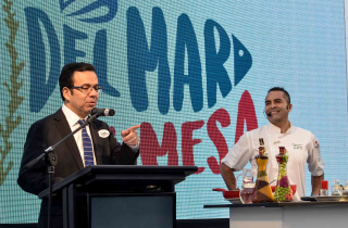 El Ministro de Economía, Fomento y Turismo, Luis Felipe Céspedes junto al Subsecretario de Pesca y Acuicultura, Pablo Berazaluce, darán el vamos a la elaboración del programa “Del Mar a Mi Mesa”, que busca aumentar el consumo de productos del mar en el país. Habrá cocina en vivo.