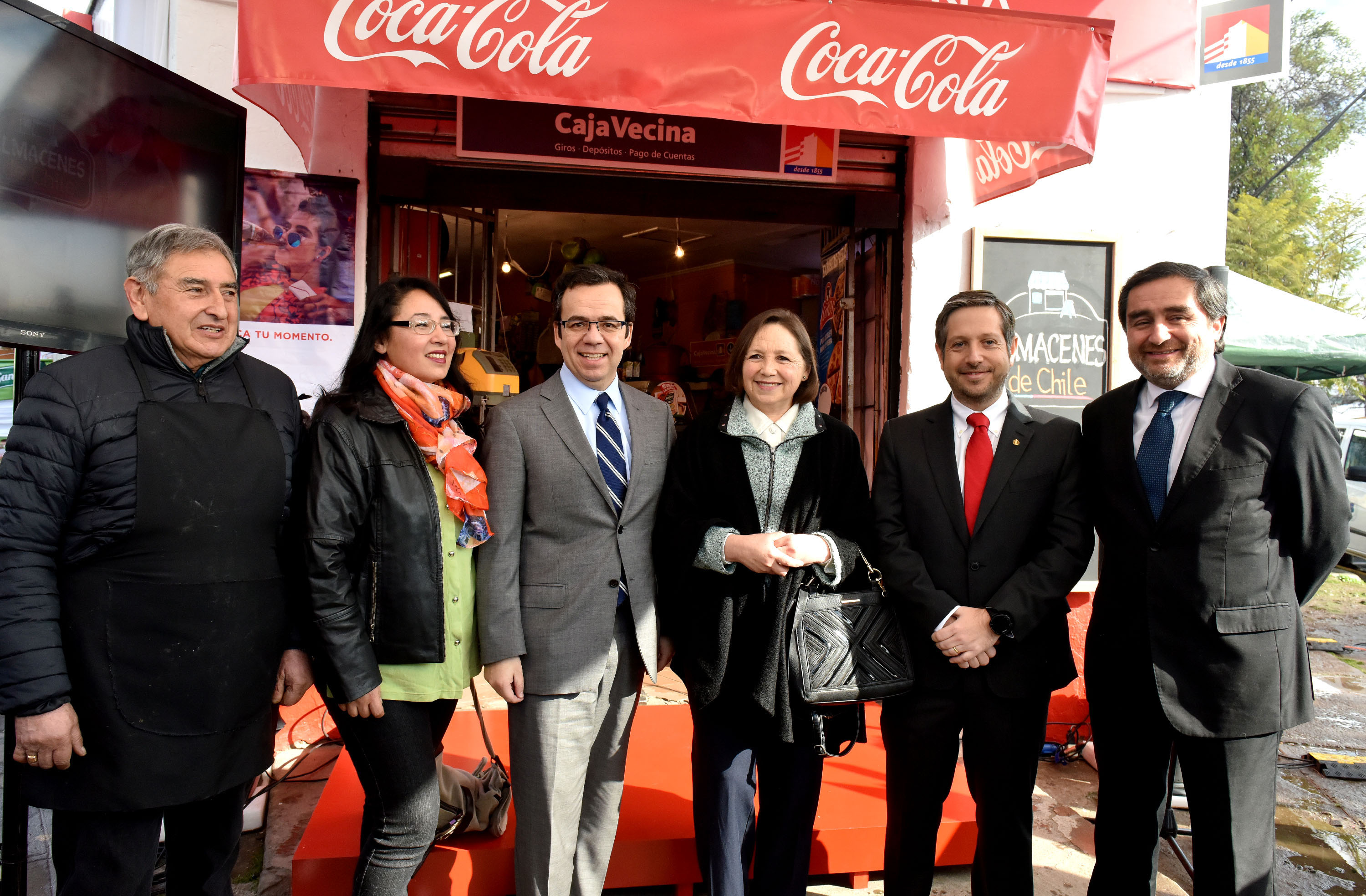El Ministro de Economía, Fomento y Turismo, Luis Felipe Céspedes junto al gerente general de Sercotec, Bernardo Troncoso; y el gerente general de Coca-Cola Chile, Daniel Vercelli, participan de la firma de un convenio de colaboración entre Almacenes de Chile y Coca-Cola, para aunar esfuerzos en pro del desarrollo de los almacenes del país.
A la cita asistirán locatarios que han participado del programa Almacenes de Chile para contar el impacto que ha generado el programa en sus negocios.