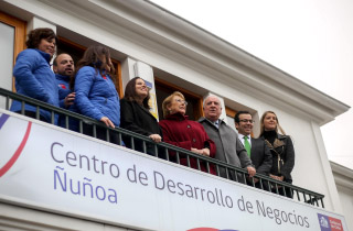 La Presidenta de la República, Michelle Bachelet, junto al Ministro de Economía, Fomento y Turismo, Luis Felipe Céspedes, y el gerente general de Sercotec, Bernardo Troncoso, inauguran el Centro de Desarrollo de Negocios de Ñuñoa. Con esta inauguración se da cumplimiento al compromiso del Gobierno de Chile de instalar una red de 51 centros que ya se encuentra operativa en todo el país.
Los Centros de Desarrollo de Negocios ofrecen a los pequeños empresarios y emprendedores, hombres y mujeres, asesoría técnica, individual y sin costo para fortalecer sus capacidades y desarrollar su actividad.