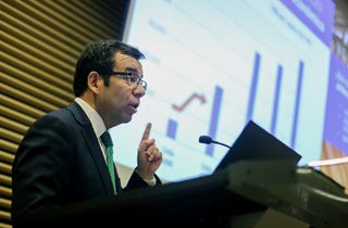El Ministro de Economía, Fomento y Turismo, Luis Felipe Céspedes expone sobre el programa Transforma Minería en el marco del informe “Inversión en la Minería Chilena – Cartera de Proyectos 2017” de la Comisión Chilena del Cobre (COCHILCO), entidad dependiente de la cartera que encabeza la Ministra de Minería, Aurora Williams.
En la actividad participarán representantes de la industria minera nacional.