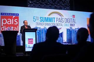 El Ministro de Economía, Fomento y Turismo, Jorge Rodríguez, interviene en el “V Summit País Digital, Transformación Digital, Chile 2017”, que reúne a expertos en temas como ciberseguridad, inteligencia artificial y el futuro del trabajo.
En el encuentro, el secretario de Estado detallará las iniciativas que está impulsando la cartera como Escritorio Empresa y Espacio Pyme, plataformas que facilitan el funcionamiento de las pequeñas y medianas empresas.