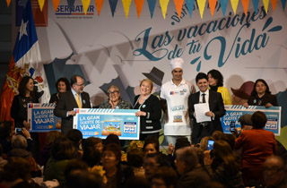 El Ministro de Economía, Fomento y Turismo, Jorge Rodríguez junto a la Subsecretaria de Turismo, Javiera Montes, y la Directora Nacional de Sernatur, Marcela Cabezas, despiden a los beneficiarios de la 17° Temporada del Programa Vacaciones Tercera Edad “La Suerte de Viajar”, quienes visitarán Pichilemu o La Serena. Durante la actividad se repartirá la “Marraqueta más grande de Chile”.
El programa Vacaciones Tercera Edad busca contribuir a potenciar el quiebre de la estacionalidad turística y la puesta en valor de destinos y atractivos turísticos emergentes.