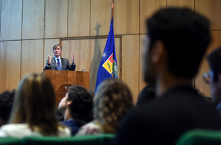 El ministro de Economía, Fomento y Turismo, José Ramón Valente, dicta Clase Magistral en el marco de la inauguración del año académico de la Facultad de Economía y Negocios de la Universidad de Chile (FEN).