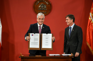 El Presidente de la República, Sebastián Piñera, junto al Ministro de Economía, Fomento y Turismo, José Ramón Valente, firman el proyecto de ley de agenda proinversión y el decreto que establece la Oficina de Gestión de Proyectos Sustentables GPS.
Fotos: Oscar Ordenes - Ministerio de Economía