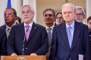 Presidente de la República, Sebastián Piñera, acompañado del Ministro de Economía, Fomento y Turismo, José Ramón Valente, encabeza la primera Mesa de Trabajo por el Acuerdo Nacional para un Desarrollo Integral.
Fotos: Oscar Ordenes - Ministerio de Economía