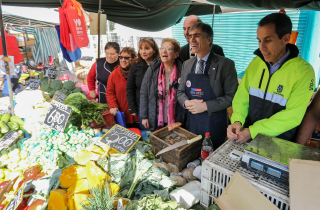 El Ministro de Economía, Fomento y Turismo, José Ramón Valente, junto al Subsecretario de la Cartera, Ignacio Guerrero, visita la feria San Camilo para recorrer los puestos instalados con el objetivo de entregar servicios del Estado a la comunidad, en una iniciativa coordinada por Sercotec.
Fotos: Oscar Ordenes - Ministerio de Economía