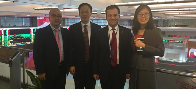 Ministro Céspedes se reúne con el Vicepresidente de la Bolsa de Shanghái para analizar la situación bursátil China