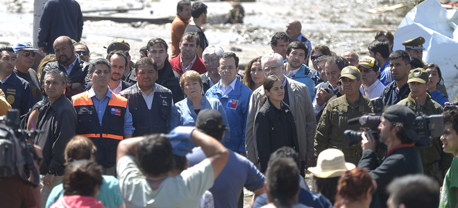 Ministro Céspedes se despliega junto a la Presidenta en la zona afectada por Terremoto y Tsunami