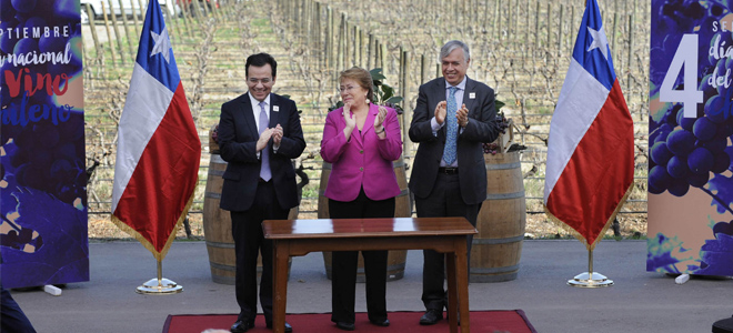 Ministro Céspedes y Presidenta Bachelet firman decreto del Día Nacional del Vino