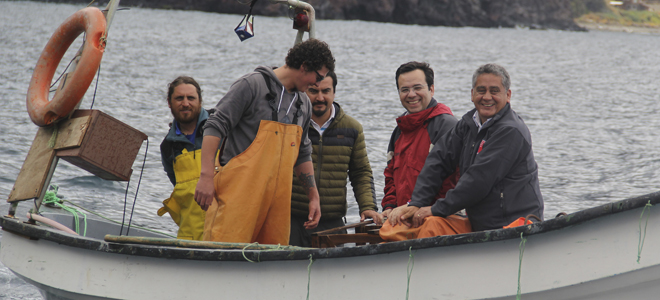 Ministro Céspedes entrega recursos para pescadores artesanales de Archipiélago Juan Fernández