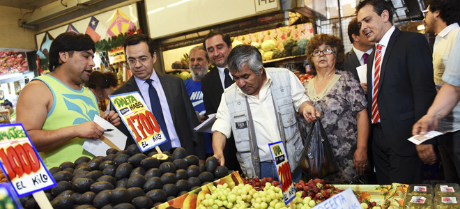 Ministro Céspedes lanza iniciativa “Miércoles de ofertas en Mercado Tirso de Molina”