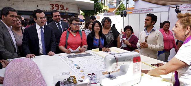 Ministro Céspedes inauguró Expo Navidad en el Barrio de Las Telas en Independencia