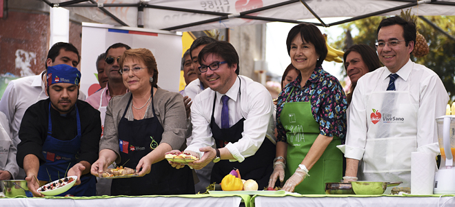 Presidenta Bachelet junto al Ministro de Economía cocinaron menú de cena saludable para esta Navidad