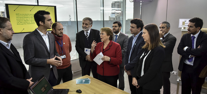 Ministra (s) de economía acompaña a la presidenta en recorrido por moderno centro de innovación en políticas públicas