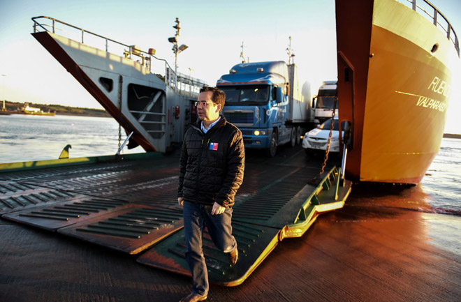 Ministro Coordinador visita Chiloé para coordinar medidas por Marea Roja