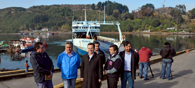 Ministro Coordinador constata en terreno embarque de personas y envío de suministros a la isla de Chiloé