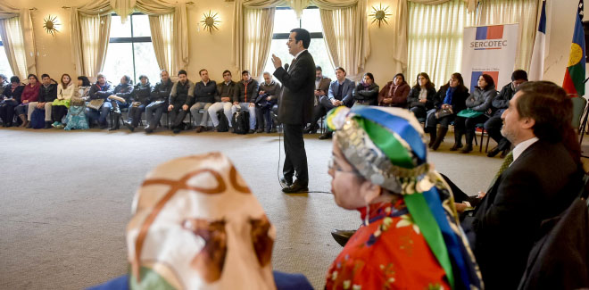 Ministro Céspedes y emprendedores de La Araucanía evalúan programa que potencia el desarrollo productivo mapuche