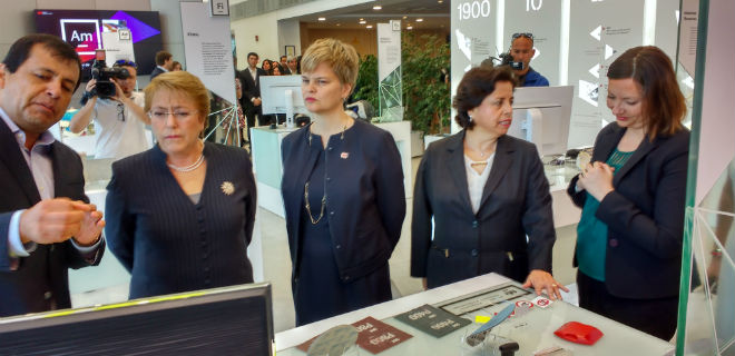 Presidenta Bachelet junto a Subsecretaria de Economía recorren Centro de Innovación