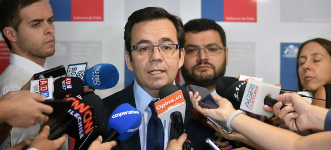 Ministro Céspedes pidió al Sernac oficiar a CMPC por colusión en el mercado de los pañales