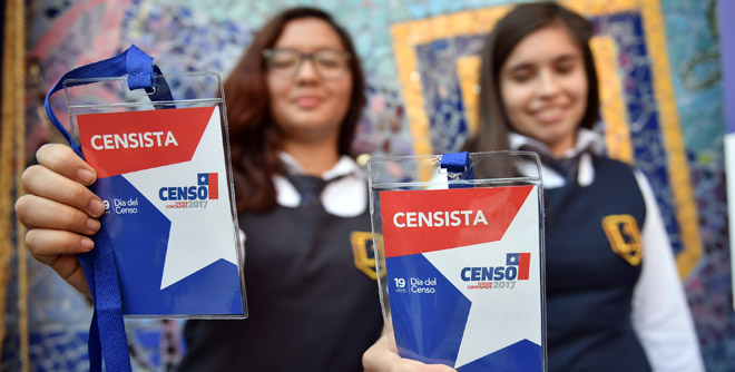 Gobierno presenta la credencial y el portafolio que usarán los censistas 