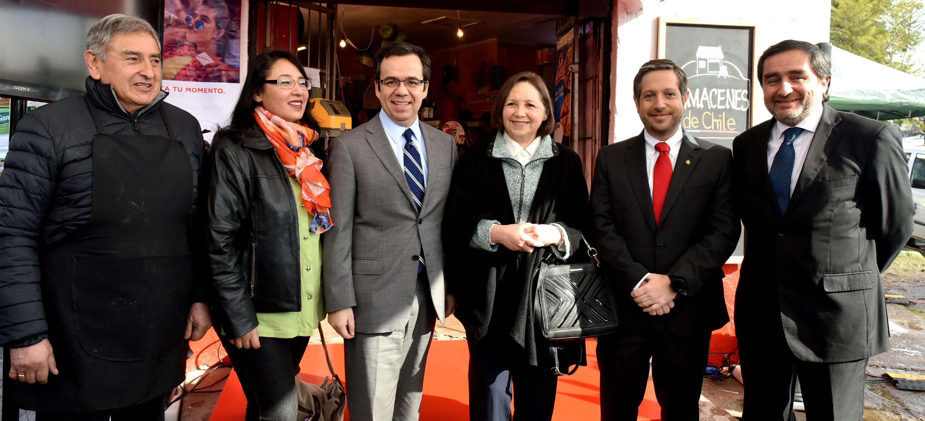 Ministro Céspedes firmó convenio con Coca-Cola para potenciar programa Almacenes de Chile