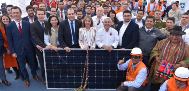 Subsecretario Guerrero y ministra Jiménez encabezan instalación de primeros paneles de Granja Solar