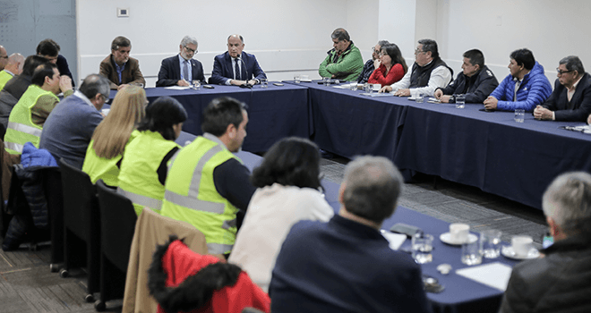 Ministro Fontaine recibe a parlamentarios y representantes de trabajadores de la pesca quienes piden postergar la entrada en vigencia de la ley de la jibia