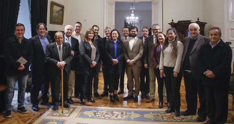 Presidente Gabriel Boric junto a los ministros Nicolás Grau y Mario Marcel, se reunieron con 13 representantes de organizaciones de micro, pequeñas y medianas empresas del país