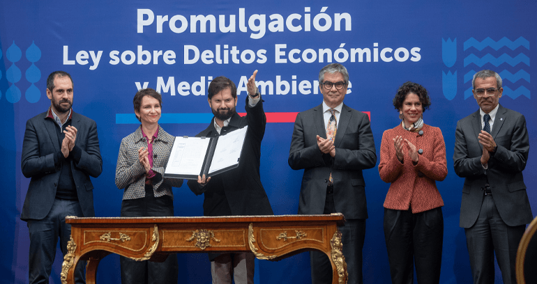 Presidente Boric promulga ley que endurece penas contra delitos de cuello y corbata