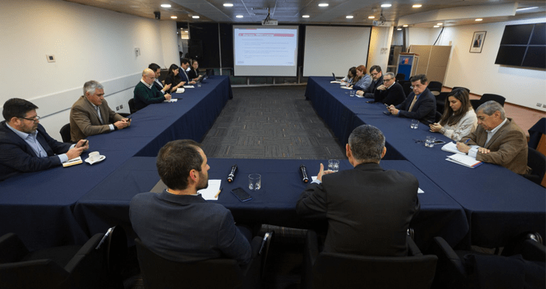Ministro de Economía y director del Sernac se reúnen con representantes del empresariado por proyecto de fortalecimiento del servicio