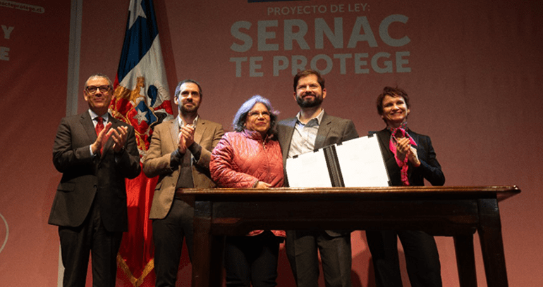 Presidente Gabriel Boric firma proyecto de ley que dotará al SERNAC de la facultad de sancionar a las empresas ante incumplimientos