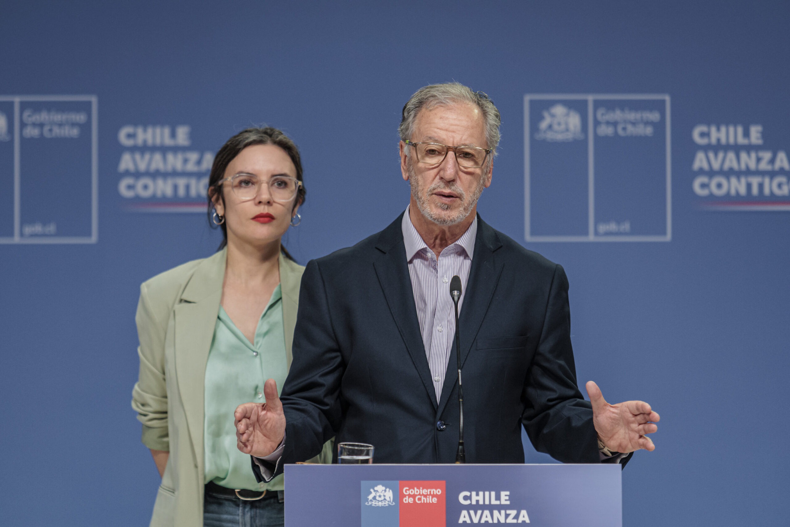 Álvaro García asume como biministro en las carteras de Economía y de Energía