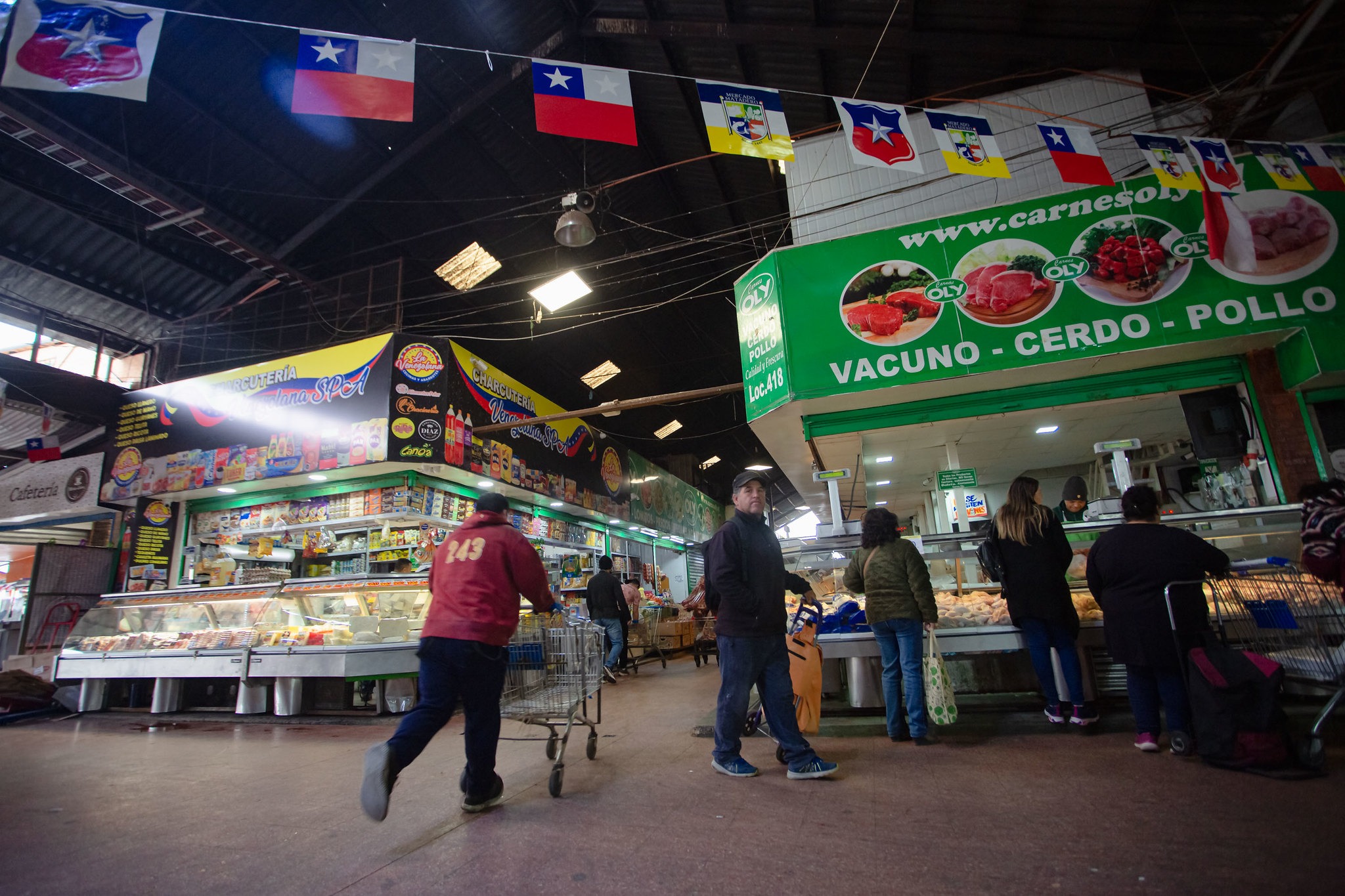 SERNAC lanza cotizador de cena de fin de año: Precios pueden variar hasta un 24% en una misma comuna