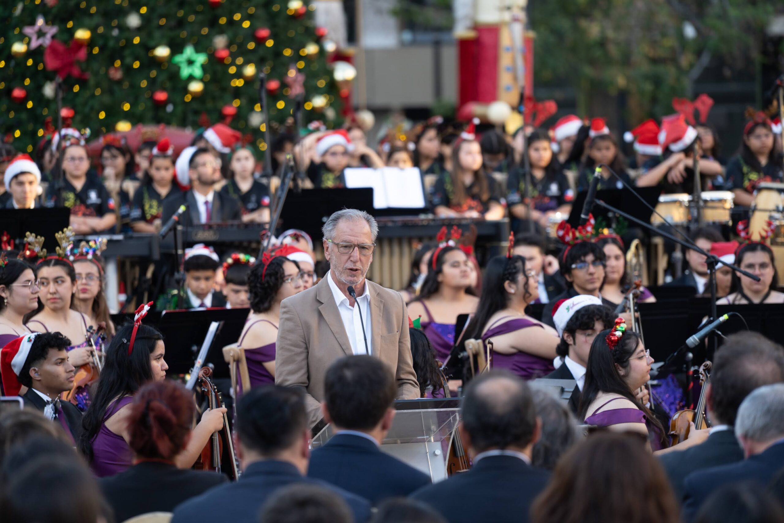 Biministro asiste a concierto de Navidad ofrecido por BancoEstado en la Plaza de la Constitución junto a orquesta y coro de liceo público de Rancagua