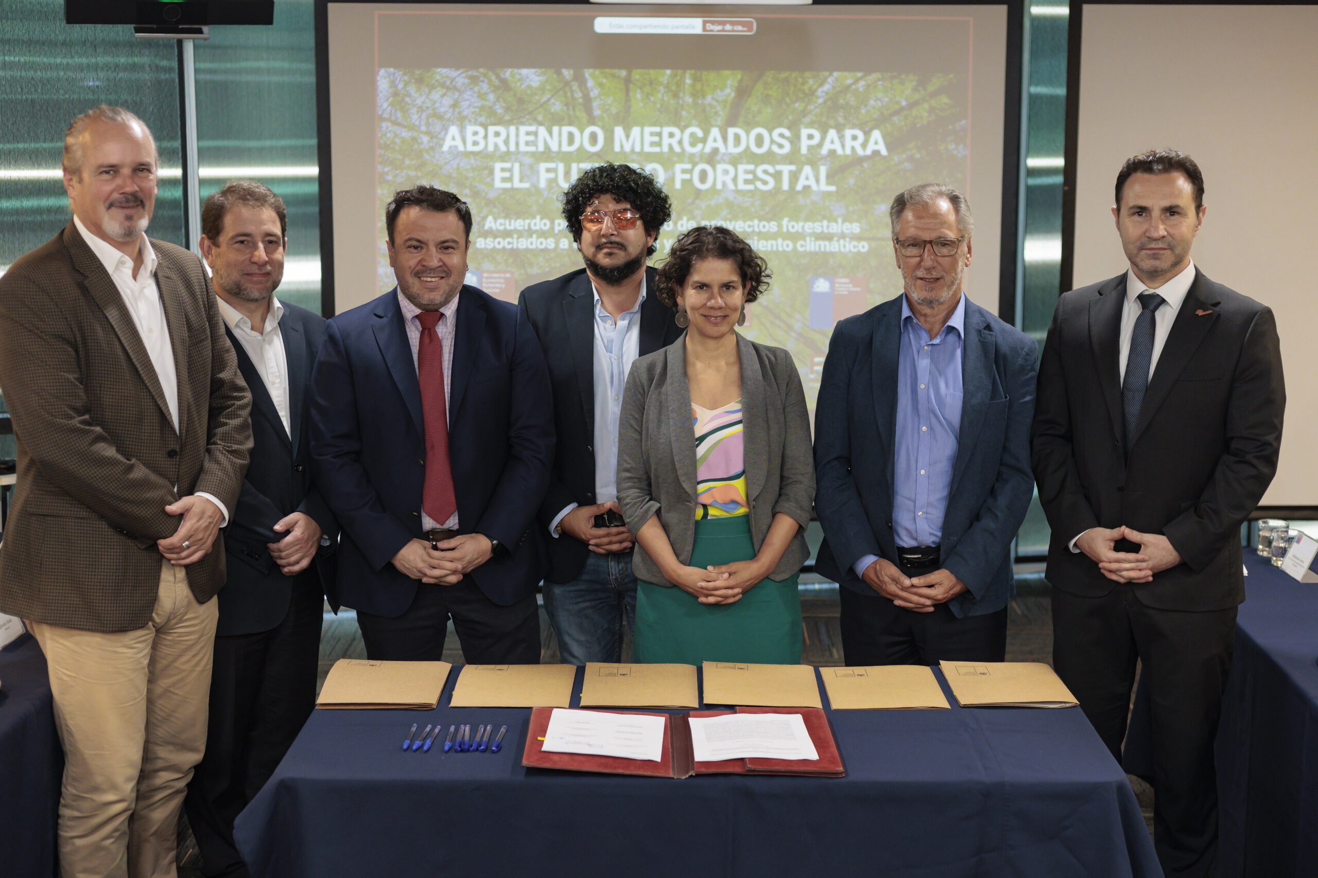 Gobierno firma acuerdo con privados para abrir mercado de bonos de carbono a pequeños y medianos propietarios forestales