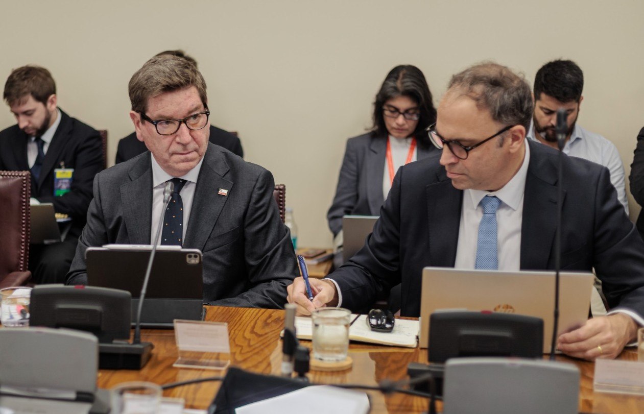 Biministro Mas expone ejes para impulsar el crecimiento en el país