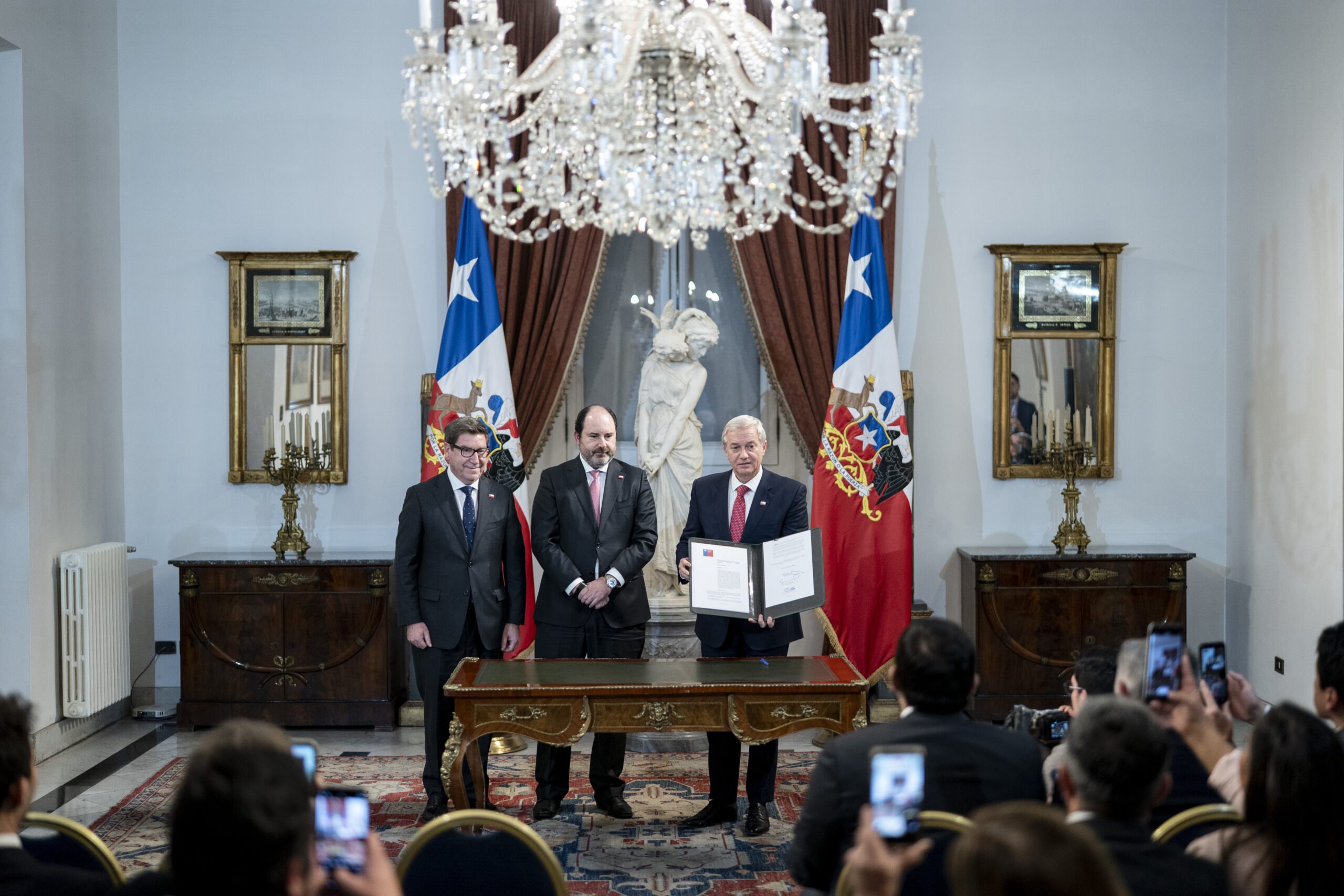 Gobierno oficializa el “Día de la Persona Trabajadora de la Industria Salmonera” destacando su aporte al crecimiento económico del país