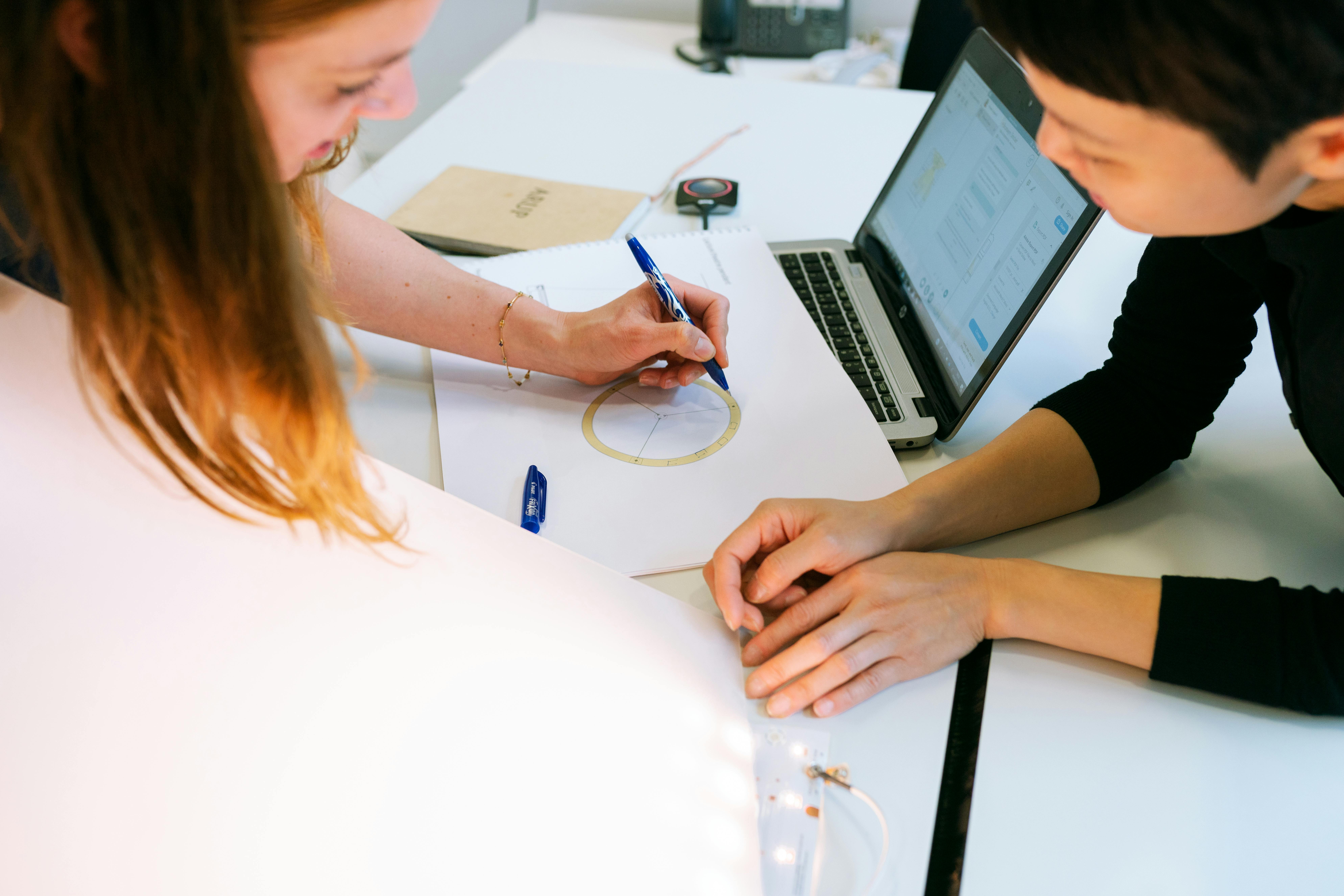 Nuevos llamados de Corfo buscan potenciar emprendimientos innovadores liderados por mujeres