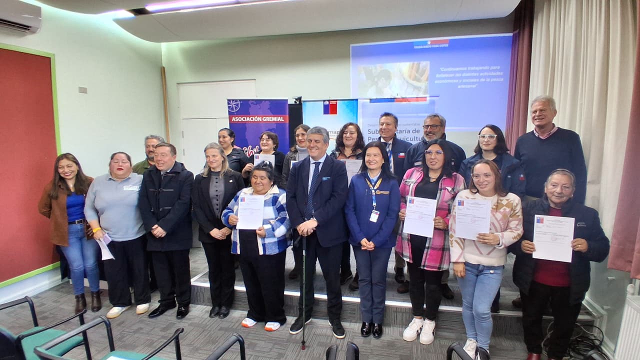 Mujeres que realizan actividades conexas de la pesca artesanal en Los Lagos recibieron su certificación en el registro oficial de Sernapesca