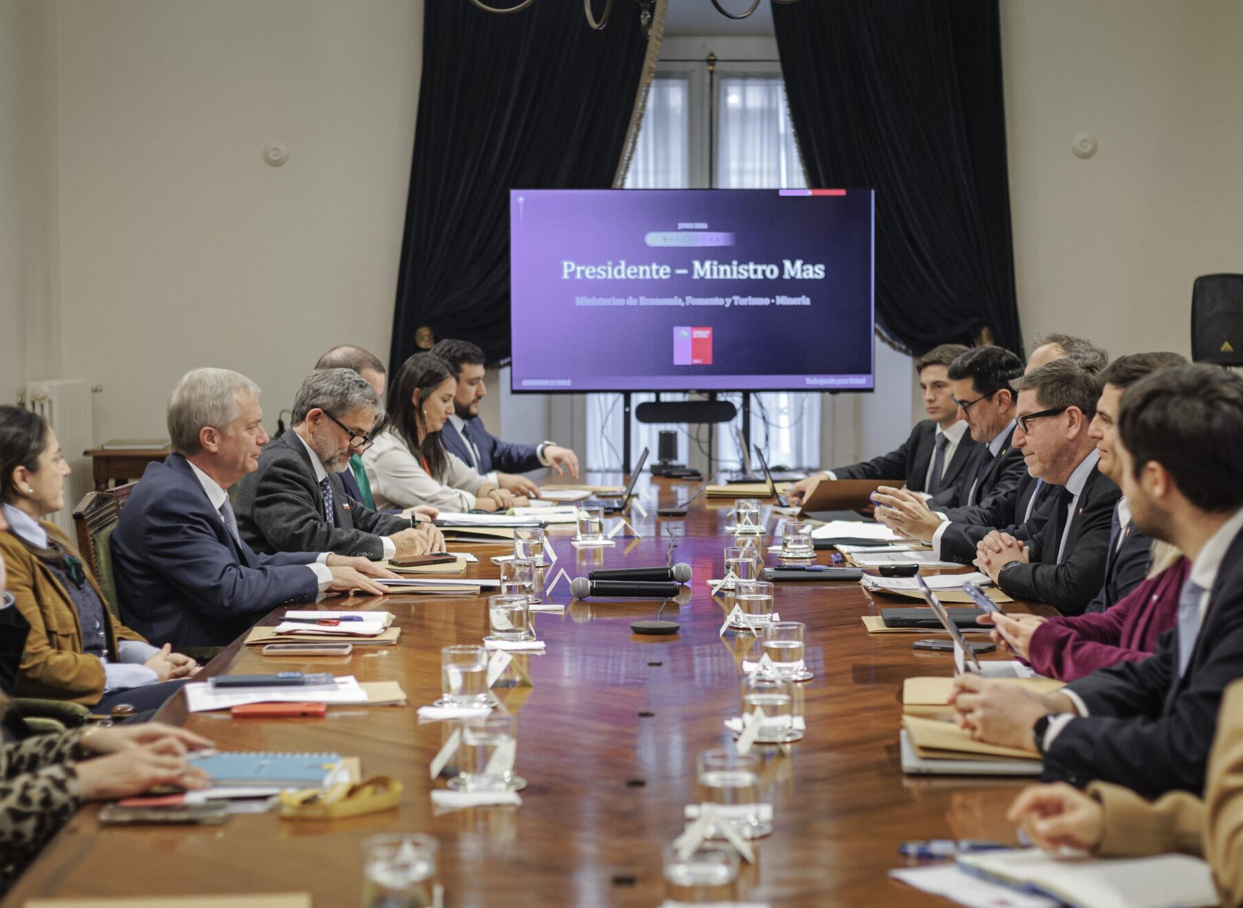 El biministro Daniel Mas participa en reunión de trabajo con el Presidente José Antonio Kast en el palacio de La Moneda