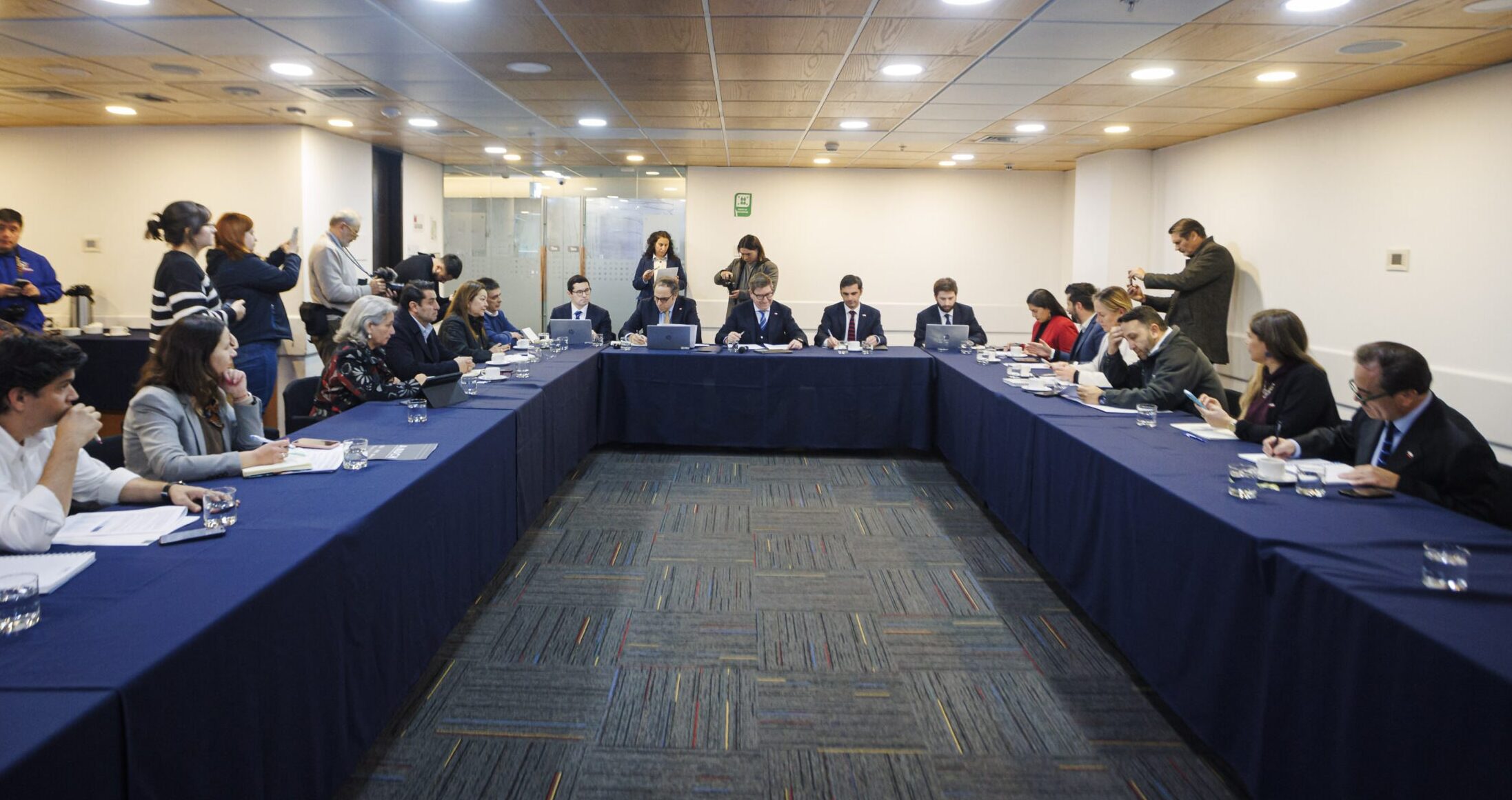 Biministro Mas se reúne con asociaciones municipales y acuerdan mesa de trabajo para abordar desafíos del desarrollo comunal